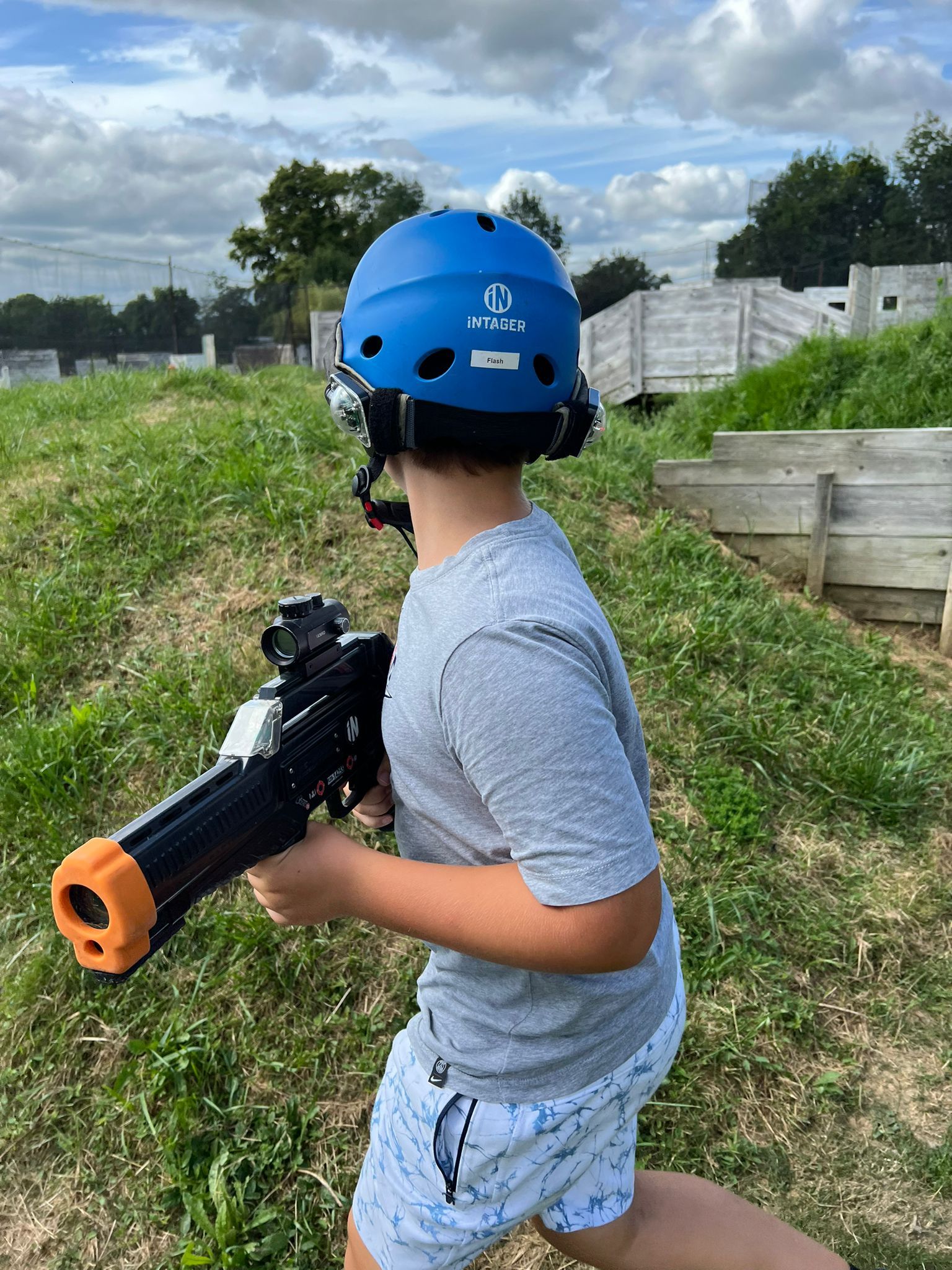 Jeune homme avec un pistolet laser