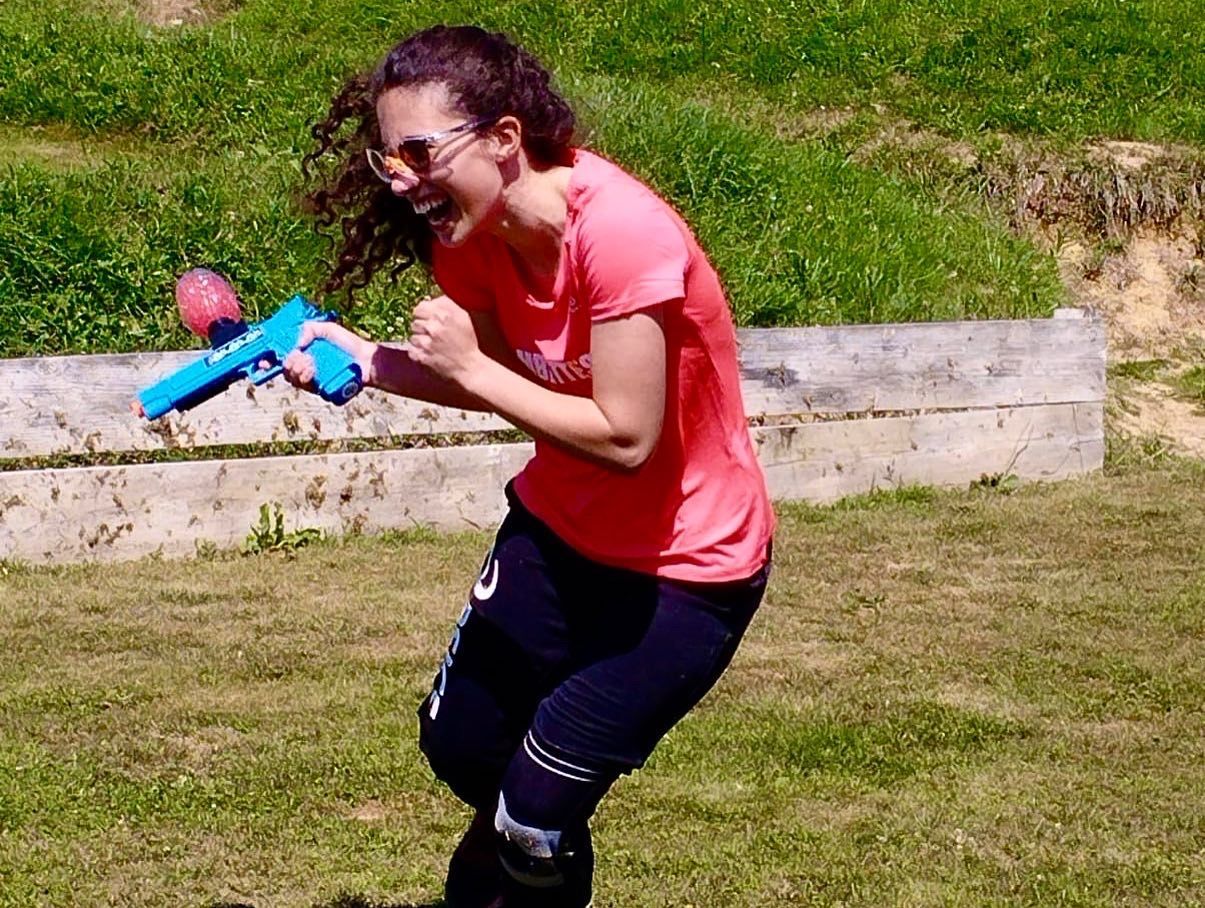 Femme qui joue au gellyball