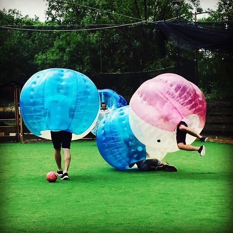 3 personnes dans des bulles