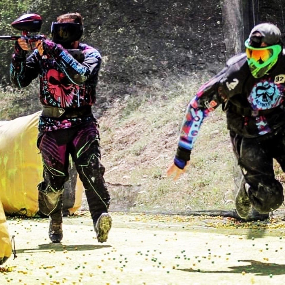 Deux hommes qui jouent au paintball