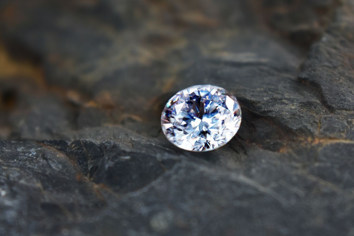 Auf einem Felsen liegt ein kleiner Diamant.