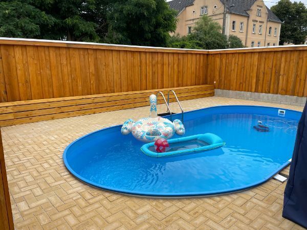 Zaun um einen Pool
