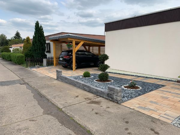 Blick auf einen Vorgarten