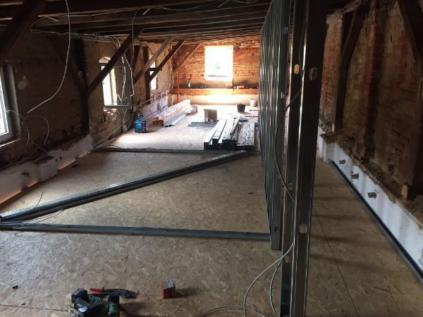 Mitarbeiter von Dienstleistungsservice Bellmann bauen Dachstuhl aus