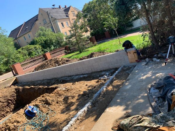 Mitarbeiter von Dienstleistungsservice Bellmann heben ein Fundament aus