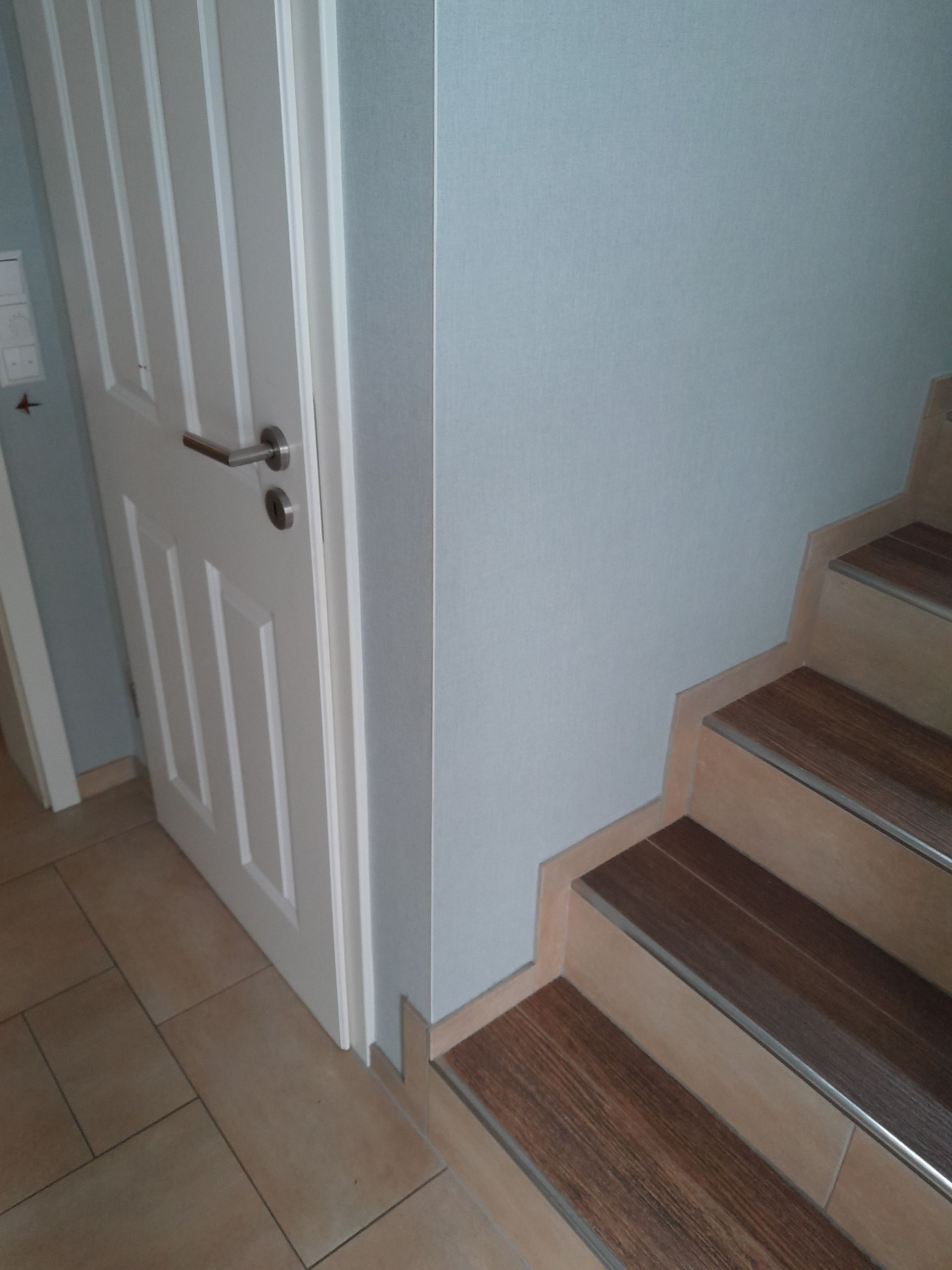 Eine Treppe mit Holzstufen und einer weißen Tür