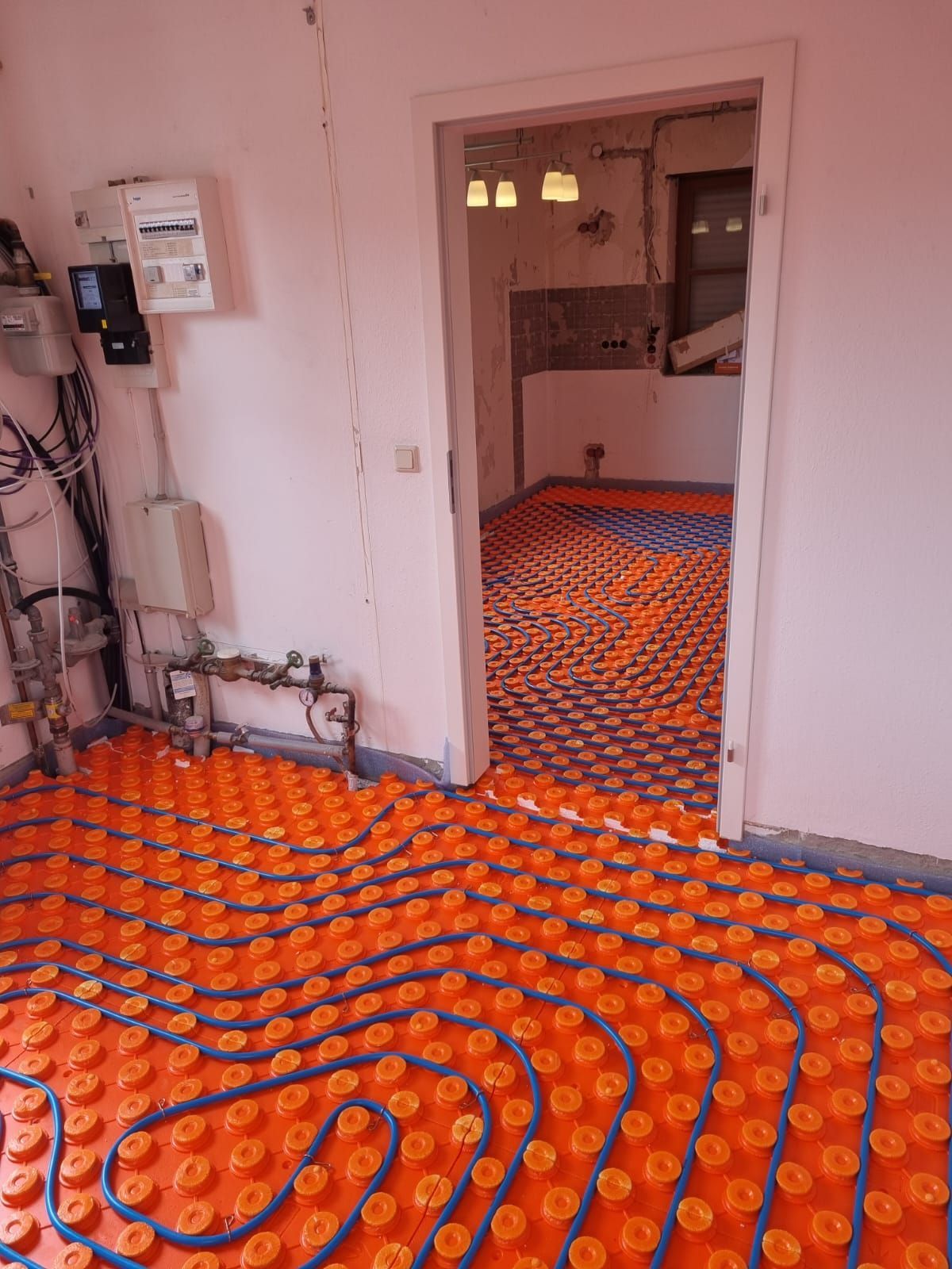 Ein Raum mit einem Labyrinth aus orangefarbenen Kreisen auf dem Boden