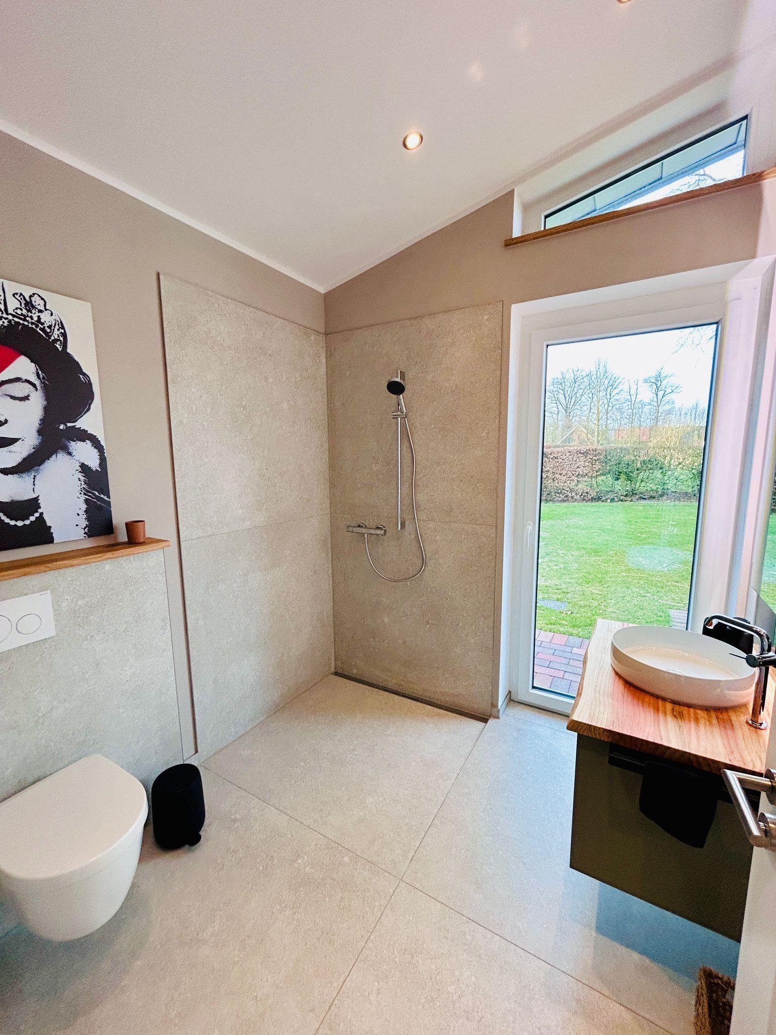 Ein Badezimmer mit Toilette, Waschbecken und Dusche.