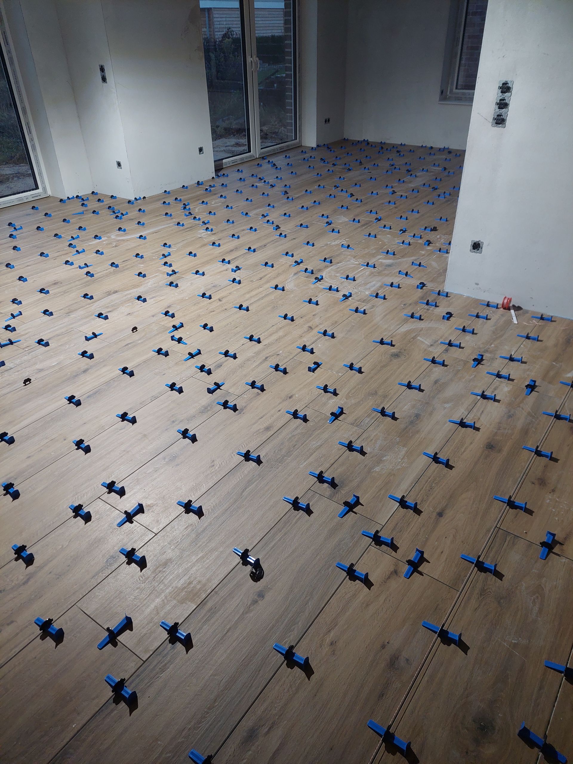 Ein Raum mit Holzboden und blauen Fliesen.