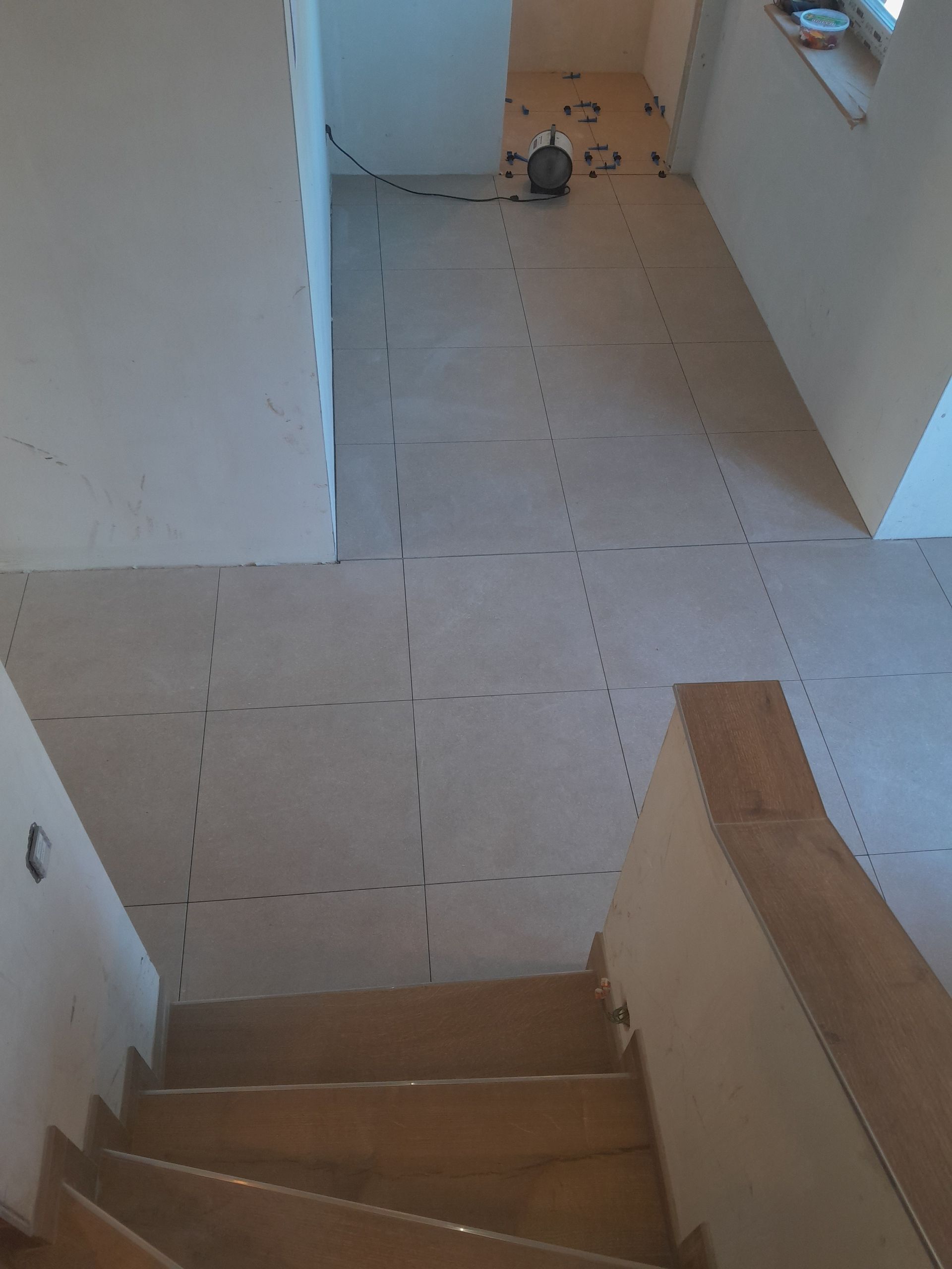 Treppe führt zu einem Raum mit gefliestem Boden