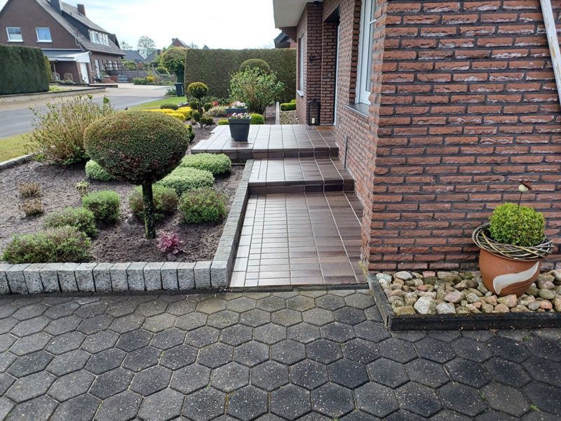 Ein Backsteinhaus mit einem Backsteinweg, der dorthin führt