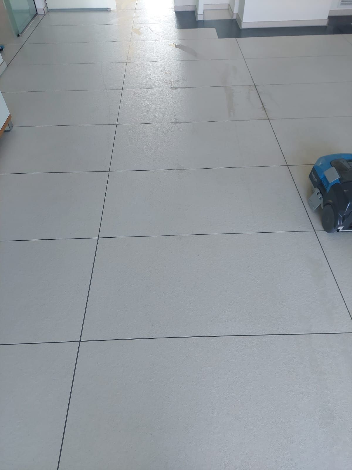 Ein weißer Fliesenboden mit schwarzen Linien darauf