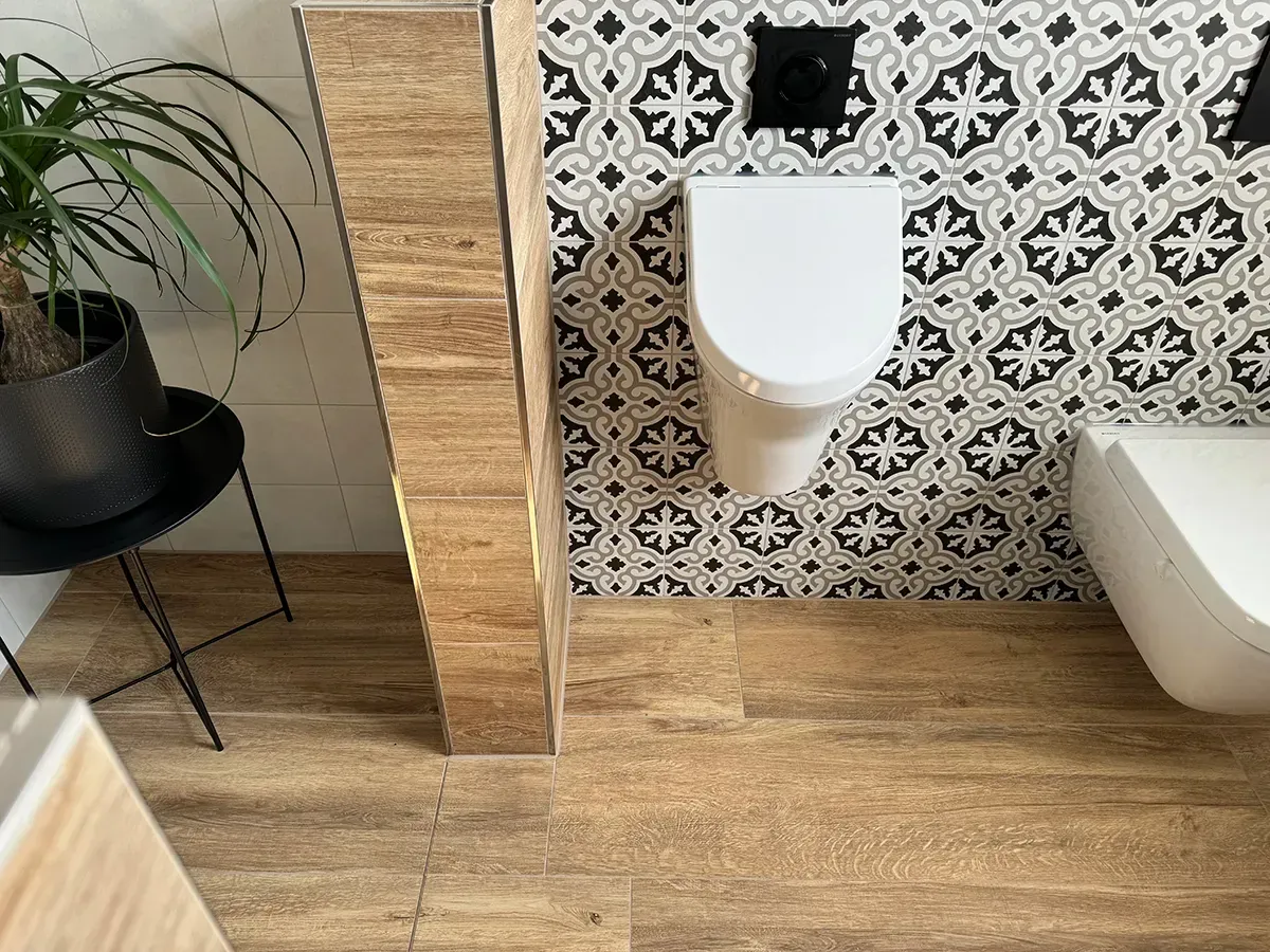 Ein Badezimmer mit Toilette, Waschbecken und Topfpflanze.