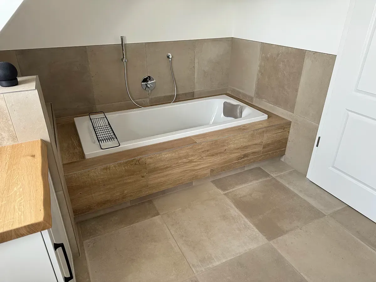 Ein Badezimmer mit Badewanne und Dusche.