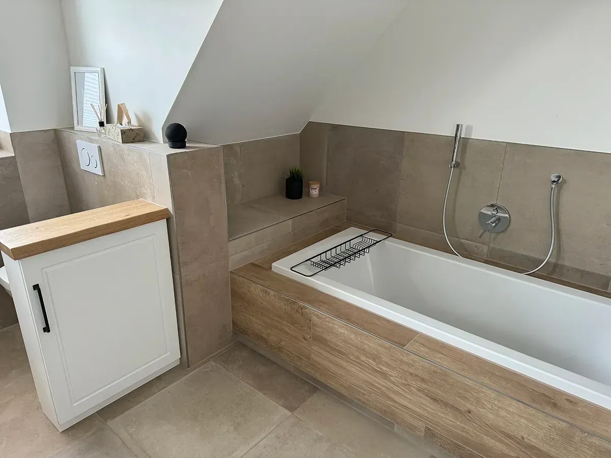 Ein Badezimmer mit Badewanne, Waschbecken und Dusche.