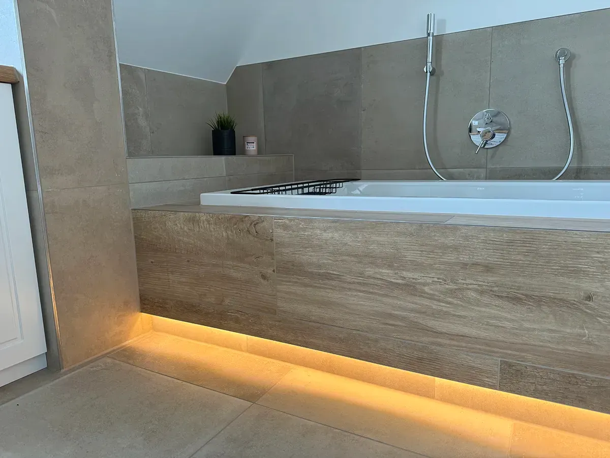 Ein Badezimmer mit Badewanne und Dusche.