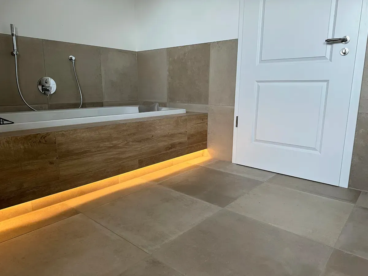 Ein Badezimmer mit Badewanne und Tür.