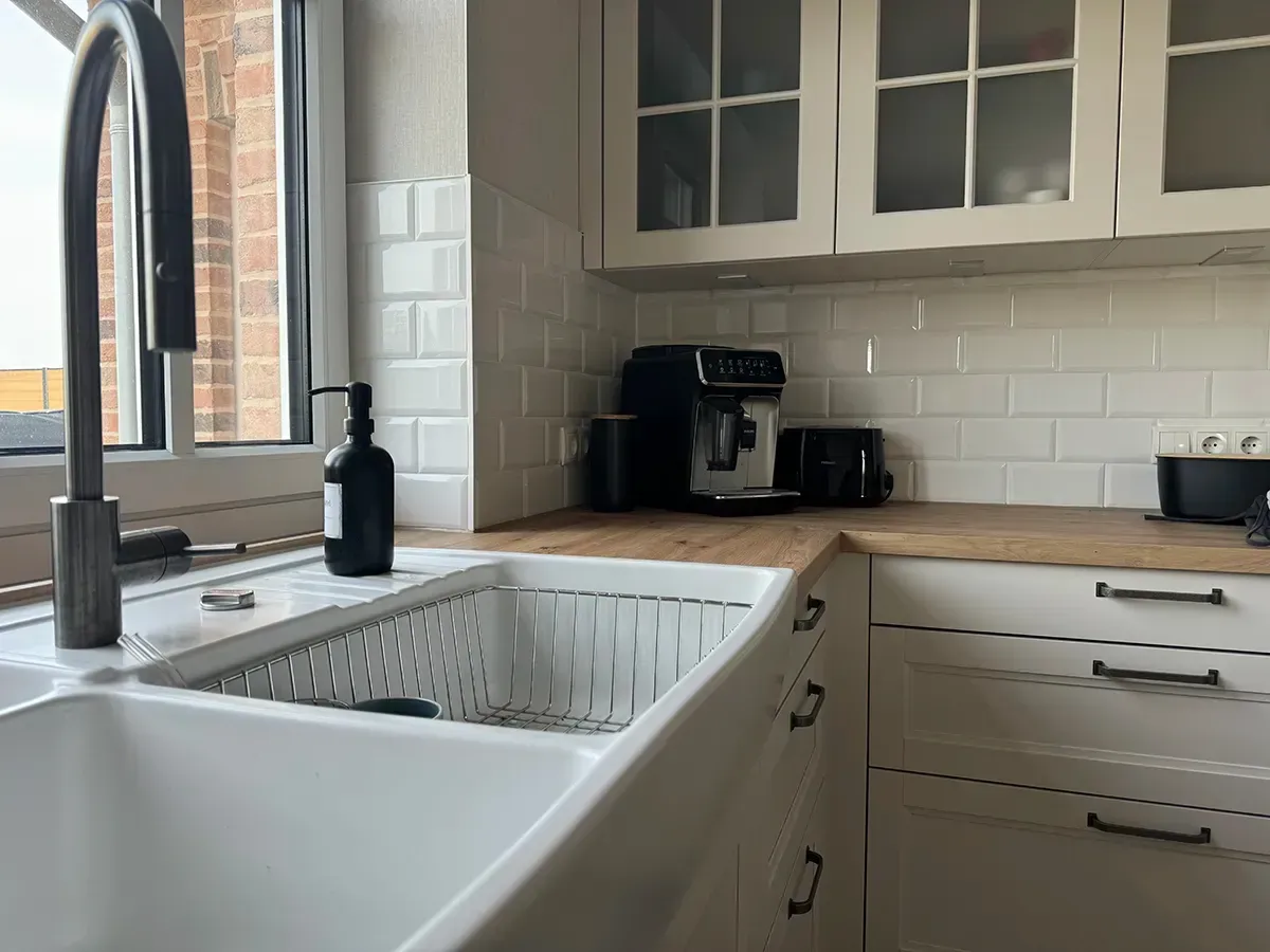 Eine Küche mit Spüle und Kaffeemaschine