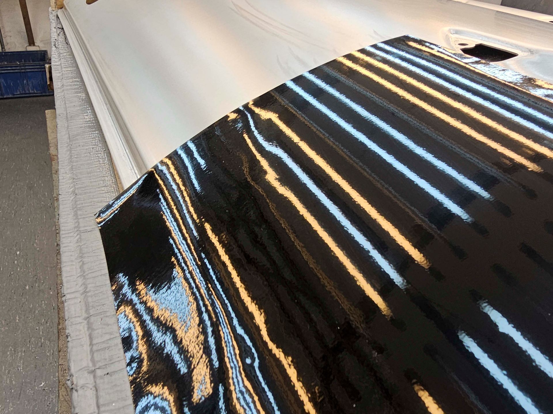 Eine Nahaufnahme einer schwarz-blau gestreiften Oberfläche