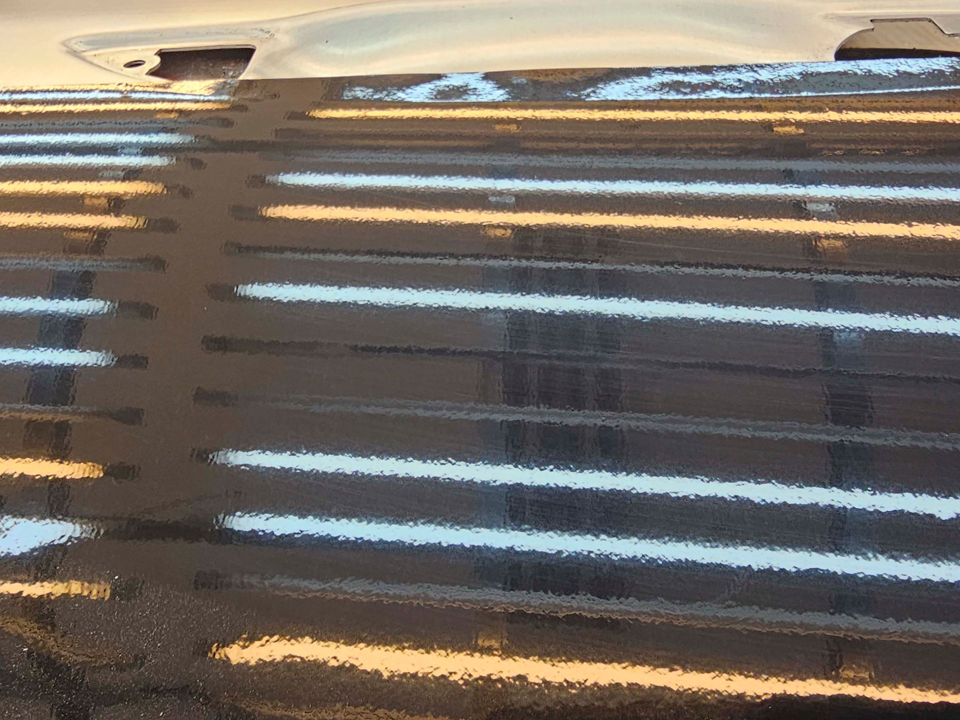 Eine Nahaufnahme eines Autos mit vielen Lichtern.