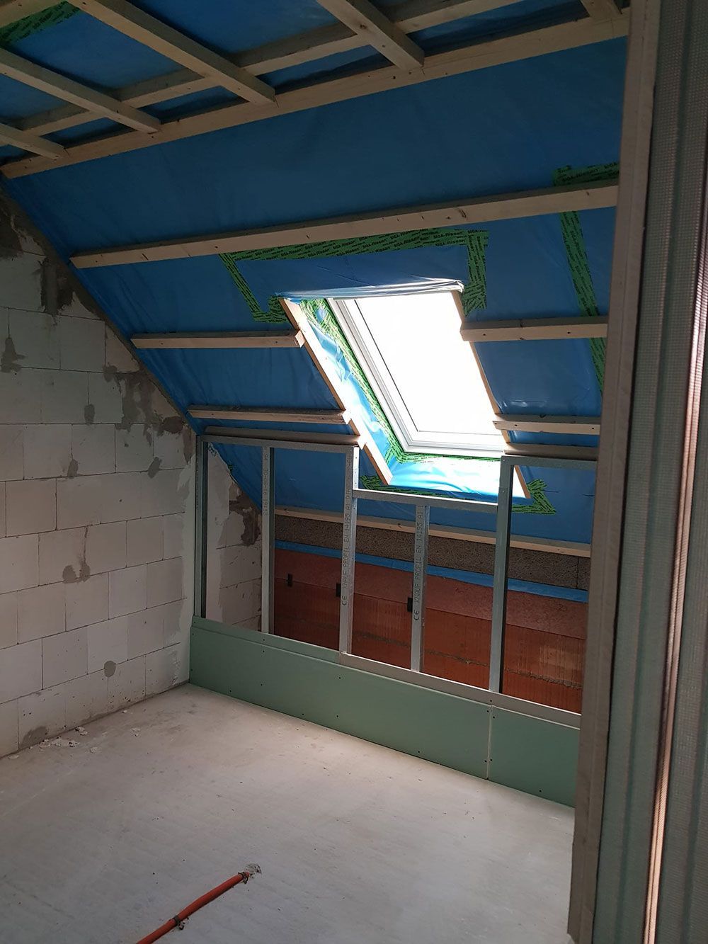 In der Decke des Zimmers befindet sich ein Oberlicht.