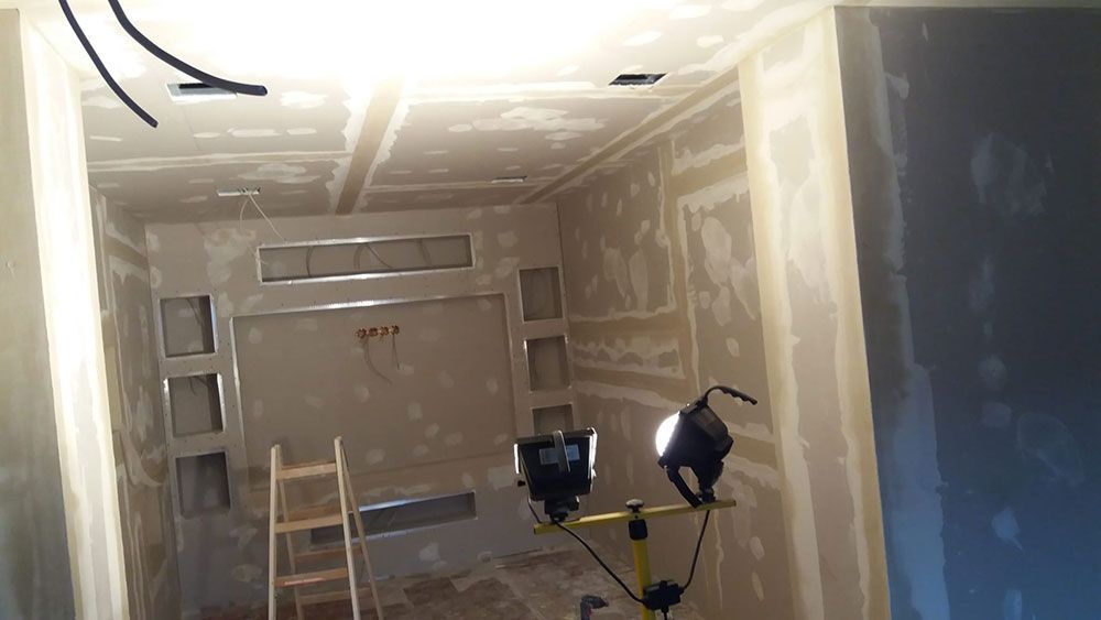 Ein Raum mit einer Leiter und einem Licht auf dem Boden.