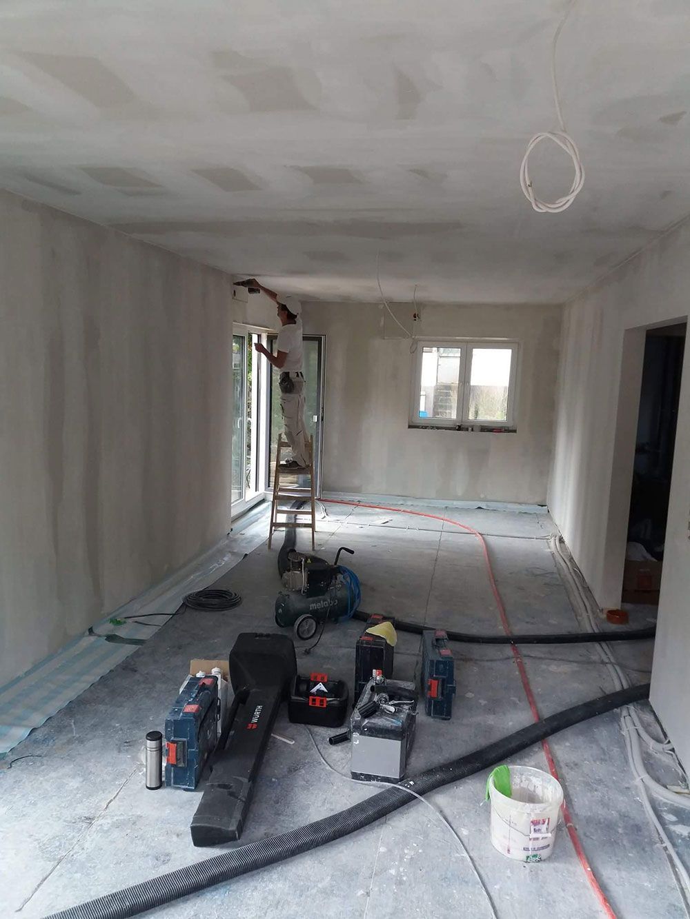 Ein großer Raum mit vielen Werkzeugen auf dem Boden.