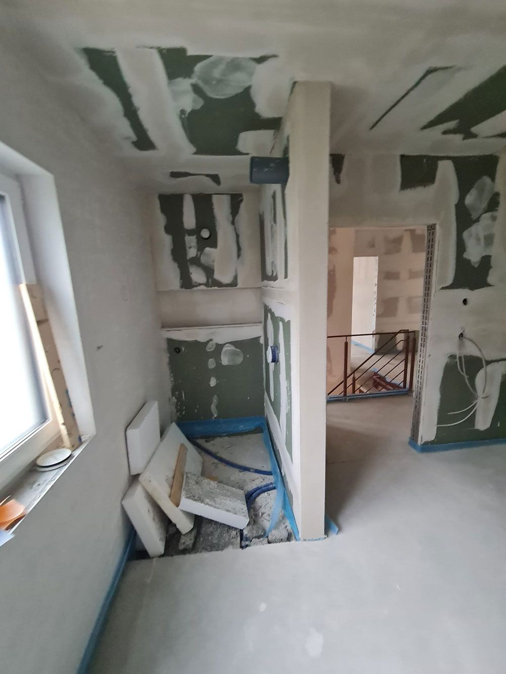 Ein Raum, der umgestaltet wird, mit einer Treppe im Hintergrund.