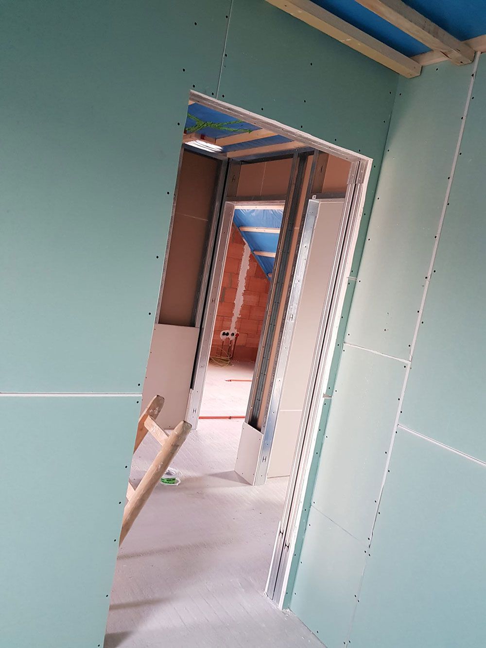 Ein Eingang in einem im Bau befindlichen Gebäude mit einer blauen Decke.