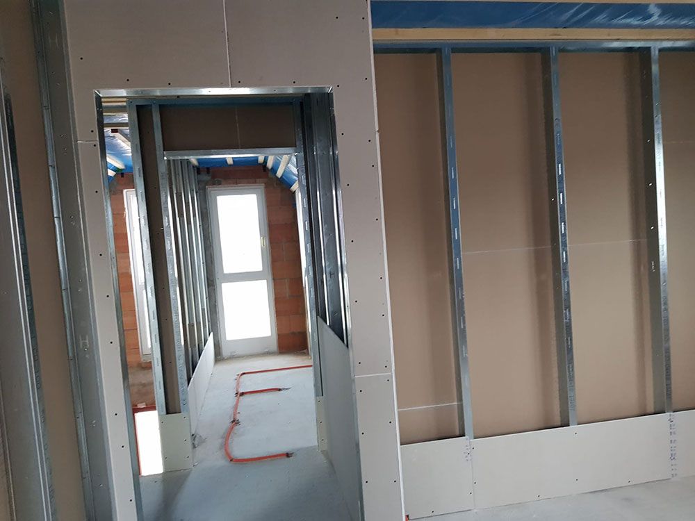 Ein Flur in einem im Bau befindlichen Gebäude mit einem Fenster.