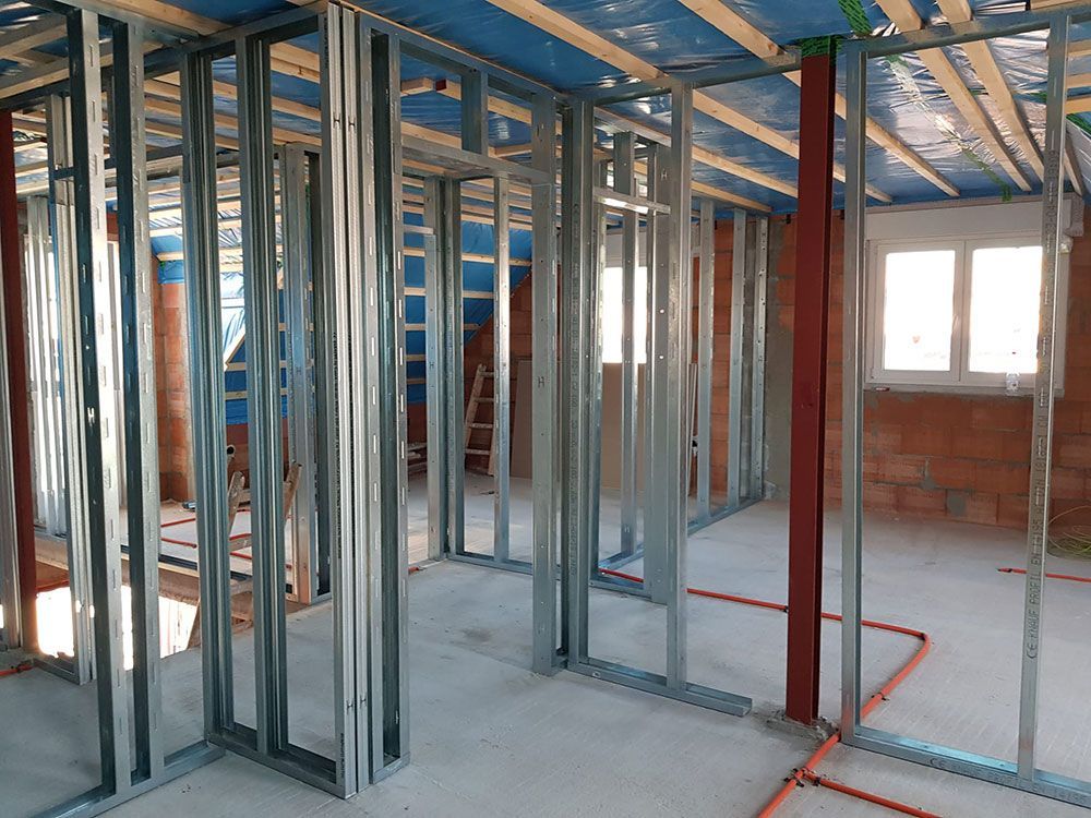 Ein Raum mit vielen Metallrahmen und einer Ziegelwand.