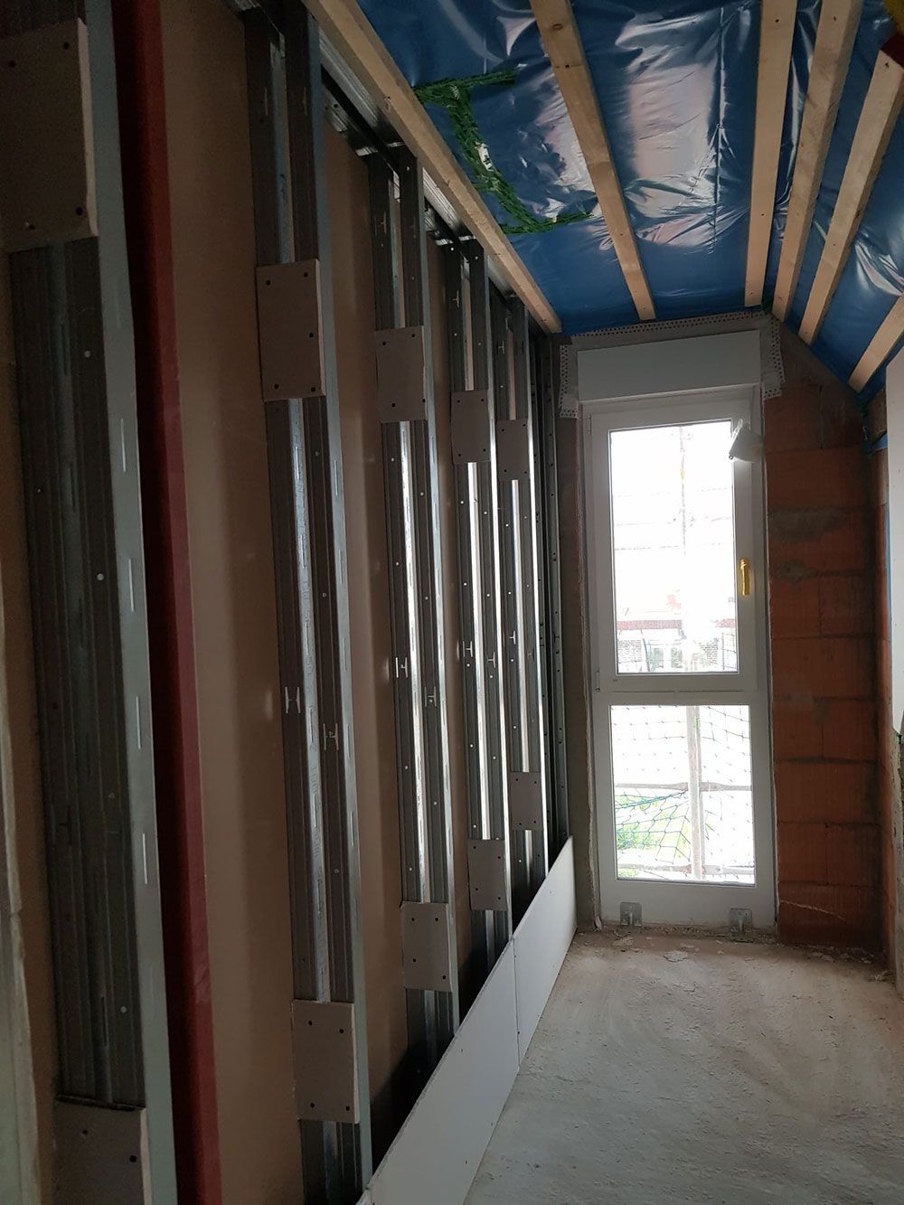 Es entsteht ein Raum mit Fenster und blauer Decke.