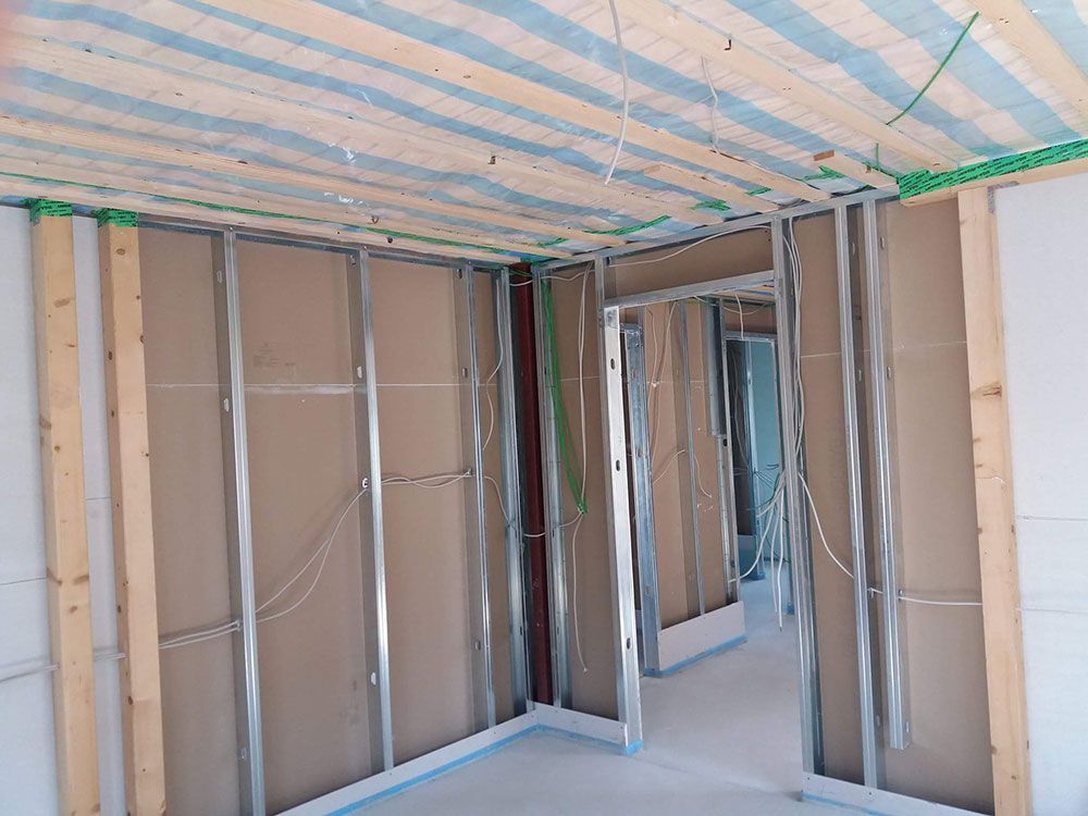 Ein Raum mit Holzdecke und Wänden im Bau.