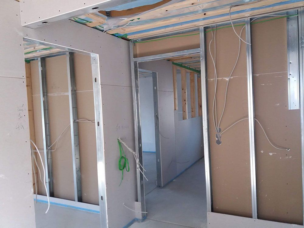 Ein Flur mit einer Tür zwischen zwei Wänden in einem im Bau befindlichen Gebäude.