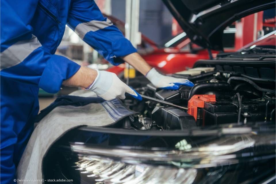 Automechaniker bei der Arbeit