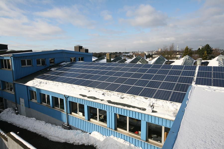 Beispiel einer Photovoltaikanlage Installation auf Gebäudedach
