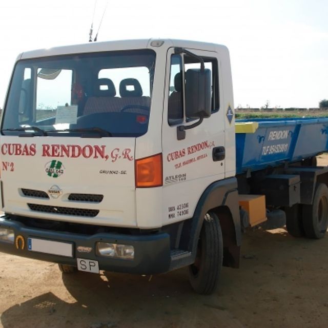 Una camioneta blanca con Cubas Rendon escrito en el costado