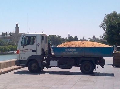 Un camión volquete está estacionado al costado de la carretera