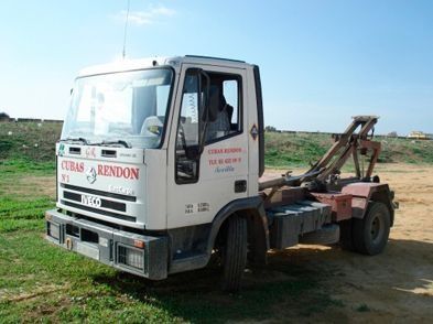 Un camión blanco está estacionado en un campo de hierba.