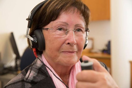 Glückliche Kundin beim Hörtest