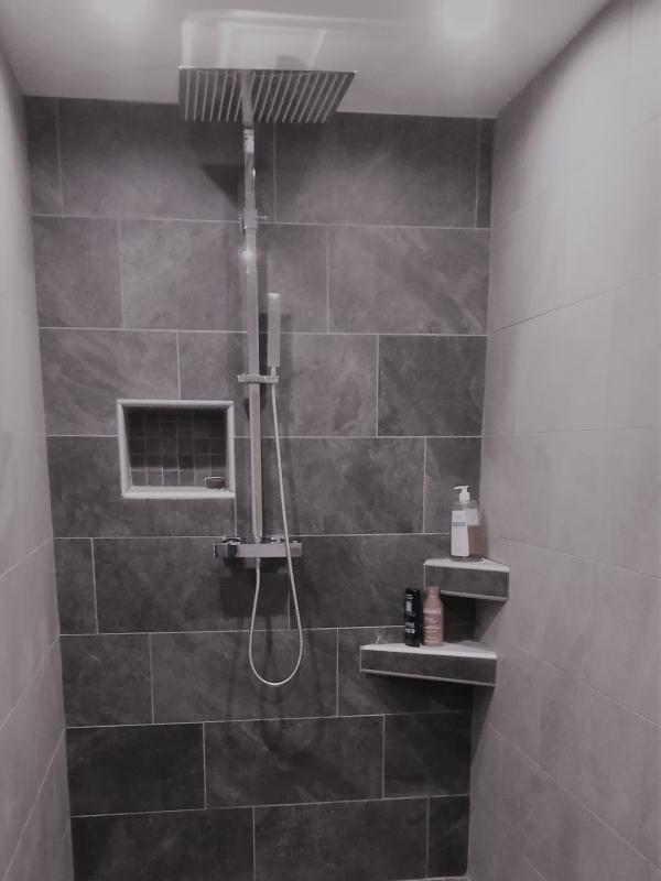 Douche avec carrelage gris