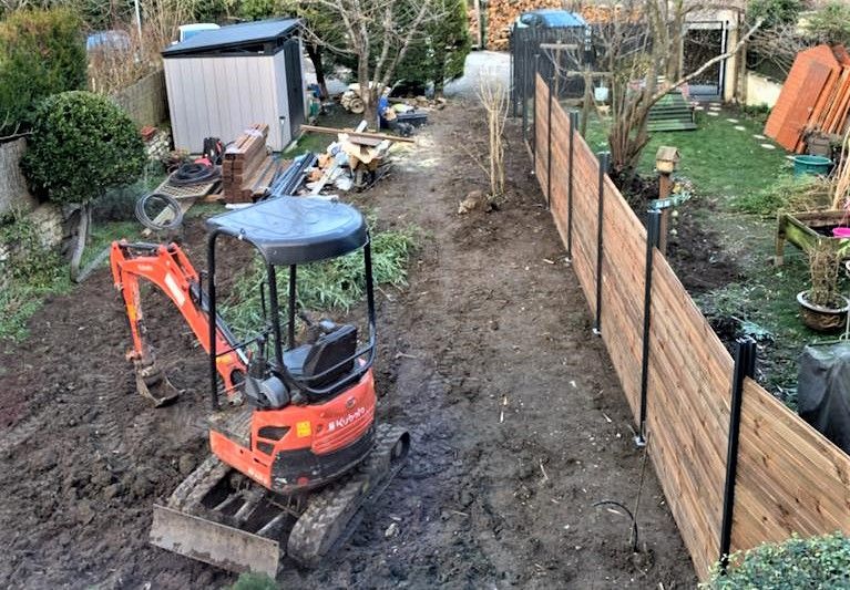 Terrassement d'un jardin en cours