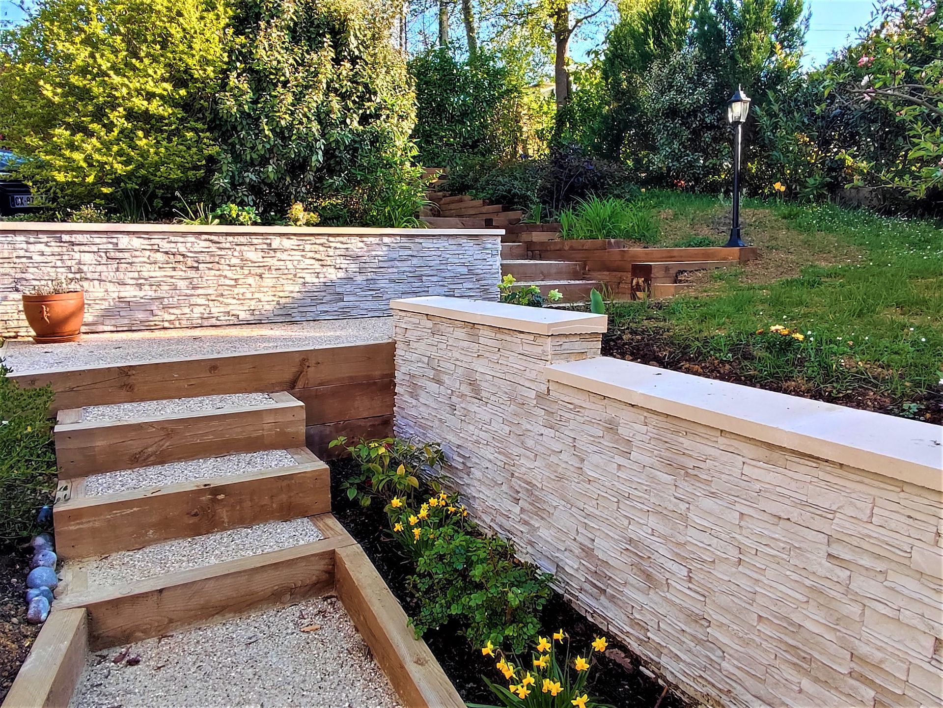 Murs et escalier en pierre