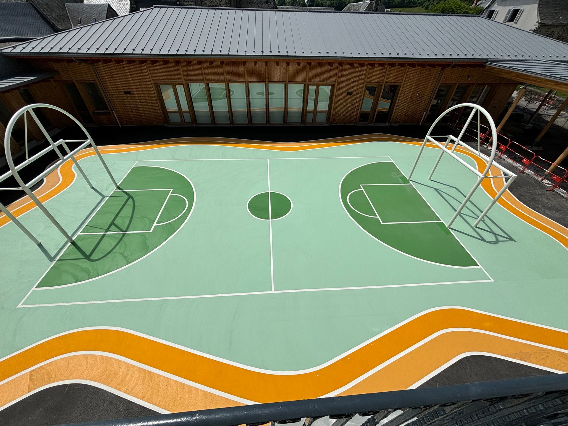 Aménagement sportif en résine de couleur cour école Neuvéglise sur Truyère