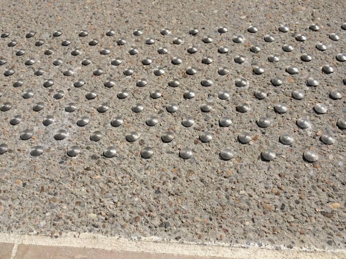 Bande podotactile en clous inox