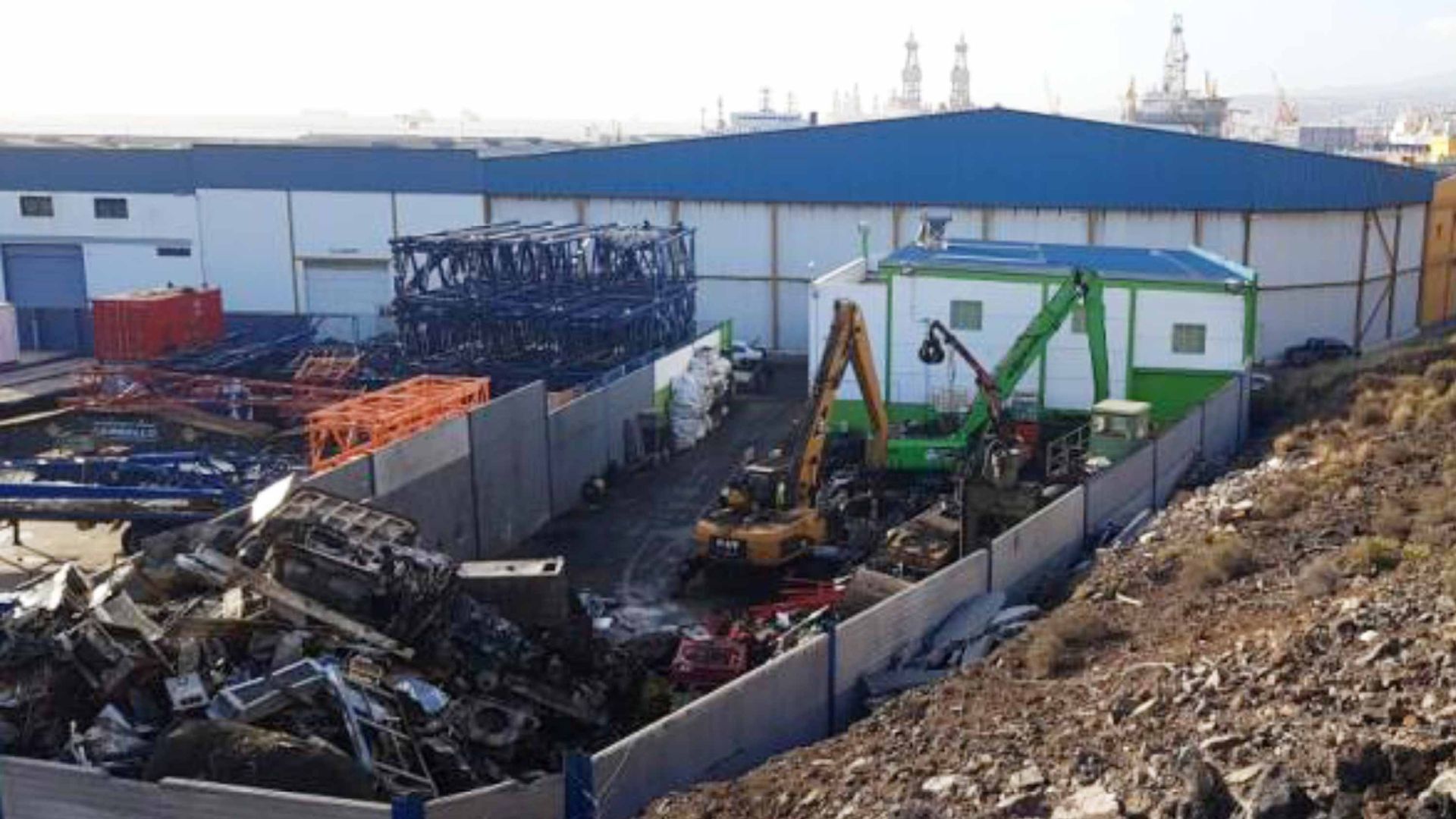 Un gran edificio con la palabra API pintada en él.