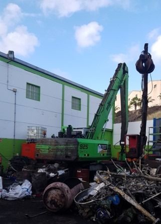 Una excavadora verde con el número 925