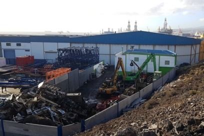 Un gran edificio con un montón de basura delante de él.