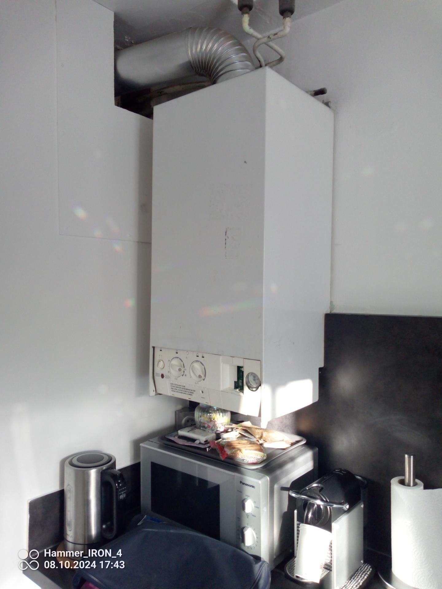 Combles perdus avec une mousse isolante blanche