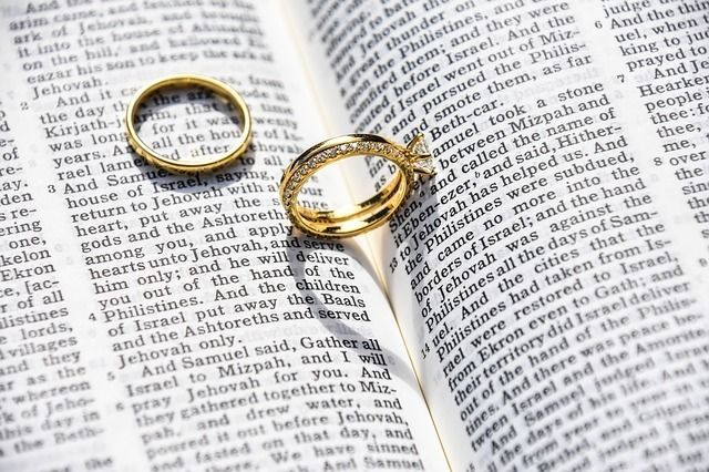 Un par de anillos de boda sobre una Biblia.